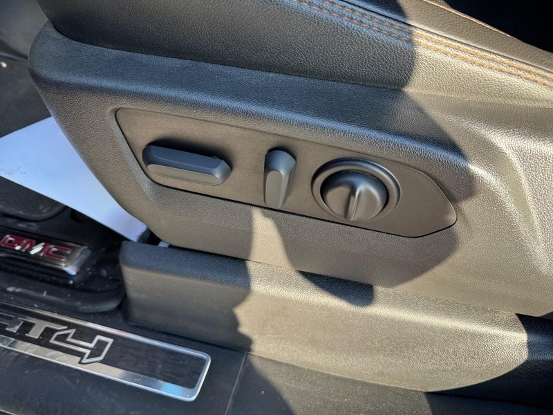 GMC Sierra 1500 Vehicle Full-screen Gallery Image 17