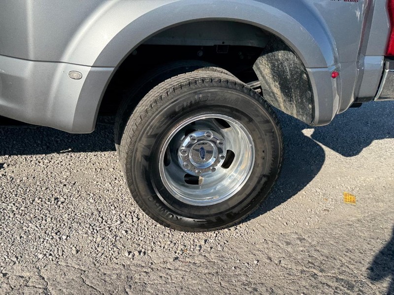 Ford Super Duty F-350 DRW Vehicle Full-screen Gallery Image 11