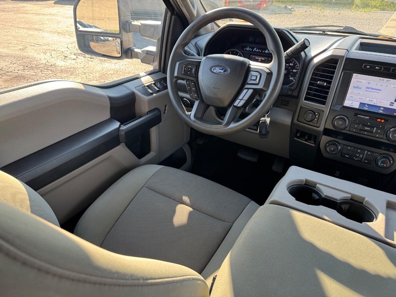 Ford Super Duty F-350 DRW Vehicle Full-screen Gallery Image 14