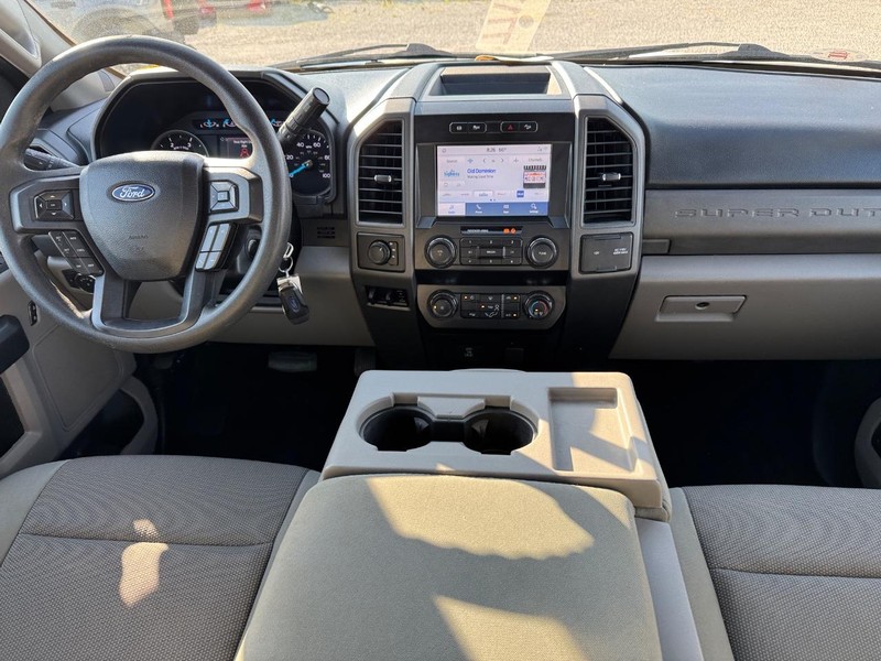 Ford Super Duty F-350 DRW Vehicle Full-screen Gallery Image 15