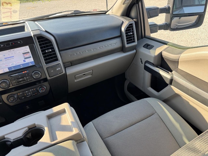 Ford Super Duty F-350 DRW Vehicle Full-screen Gallery Image 16