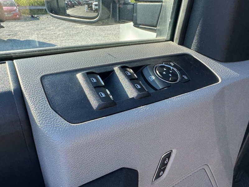 Ford Super Duty F-350 DRW Vehicle Full-screen Gallery Image 18