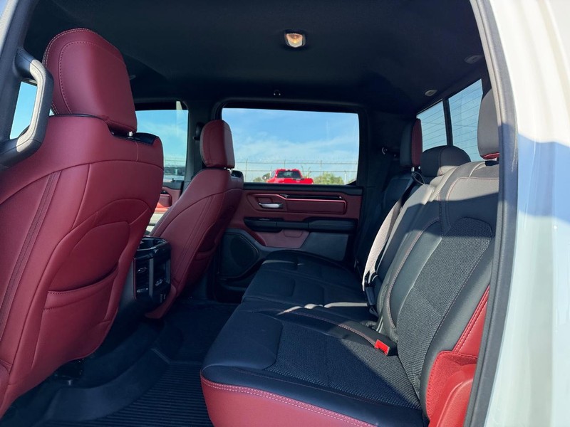Ram 1500 Vehicle Full-screen Gallery Image 12