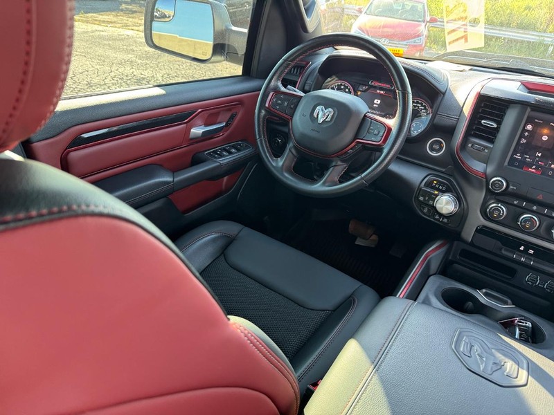 Ram 1500 Vehicle Full-screen Gallery Image 14