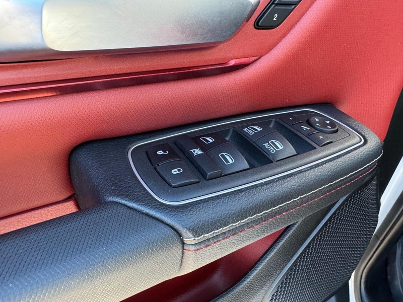Ram 1500 Vehicle Full-screen Gallery Image 18