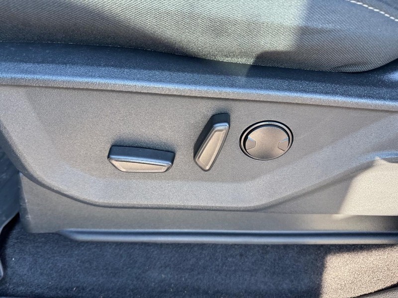 Ford F-150 Vehicle Full-screen Gallery Image 17