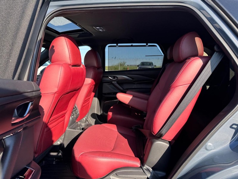 Mazda CX-9 Vehicle Full-screen Gallery Image 12