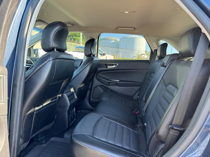 Ford Edge Vehicle Full-screen Gallery Image 12
