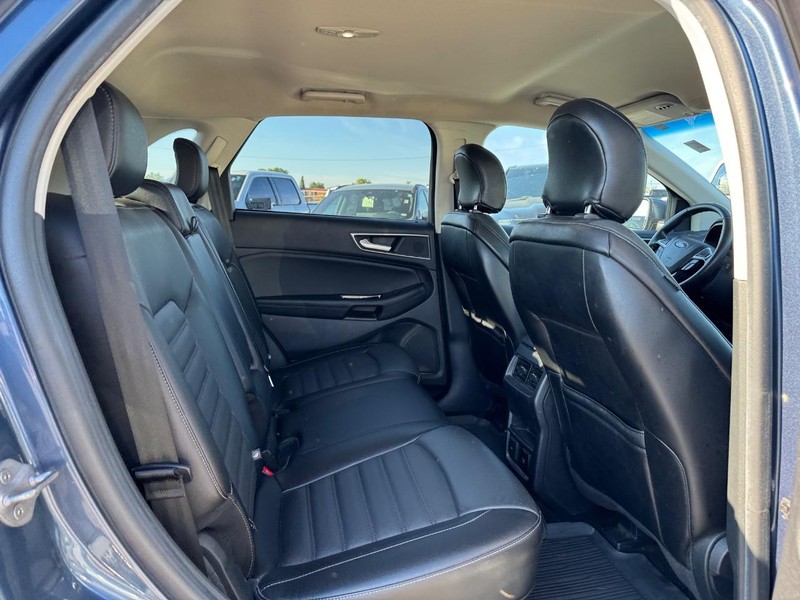 Ford Edge Vehicle Full-screen Gallery Image 13