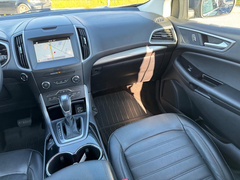 Ford Edge Vehicle Full-screen Gallery Image 16