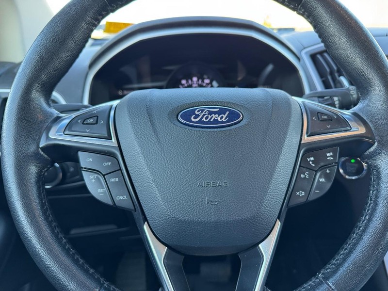 Ford Edge Vehicle Full-screen Gallery Image 19