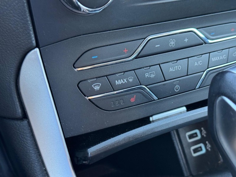Ford Edge Vehicle Full-screen Gallery Image 23