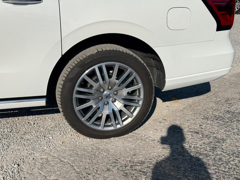 Ford Expedition Max Vehicle Full-screen Gallery Image 11