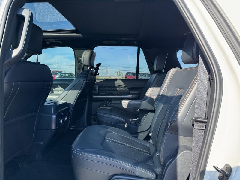 Ford Expedition Max Vehicle Full-screen Gallery Image 12