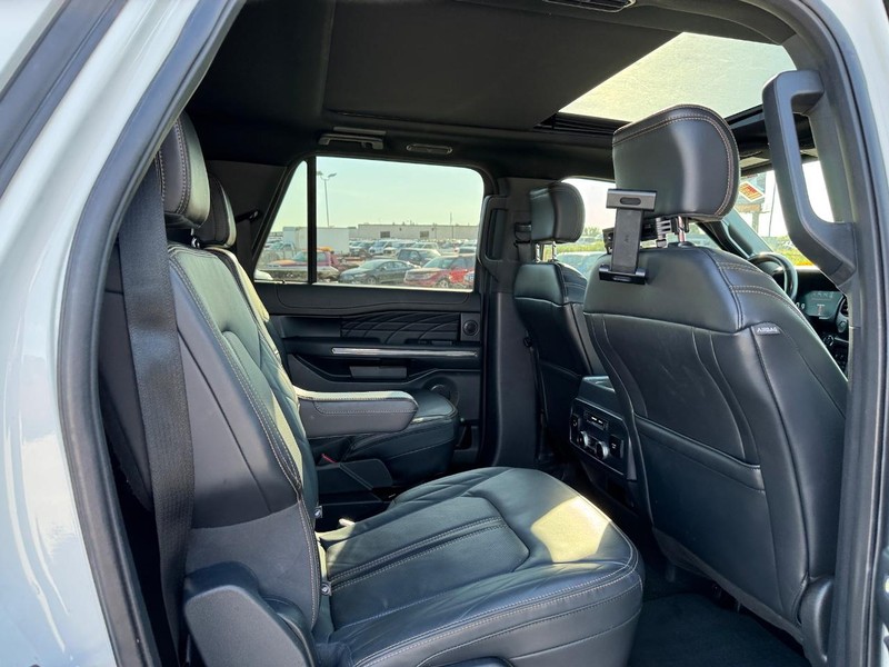 Ford Expedition Max Vehicle Full-screen Gallery Image 16