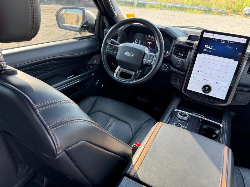 Ford Expedition Max Vehicle Full-screen Gallery Image 17