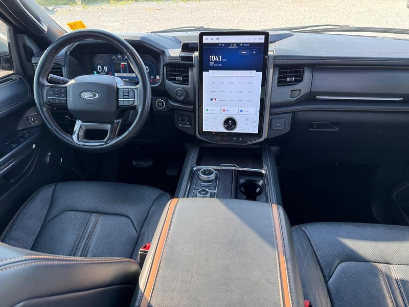 Ford Expedition Max Vehicle Full-screen Gallery Image 18