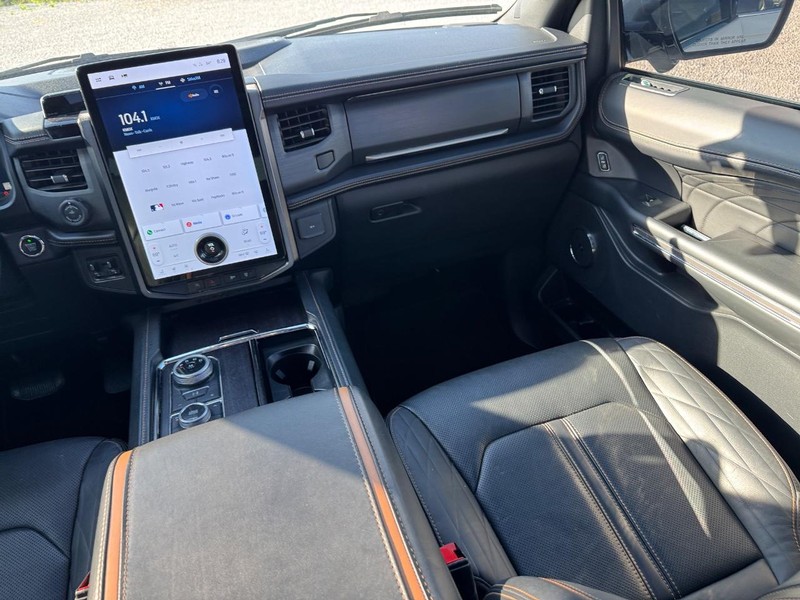 Ford Expedition Max Vehicle Full-screen Gallery Image 19