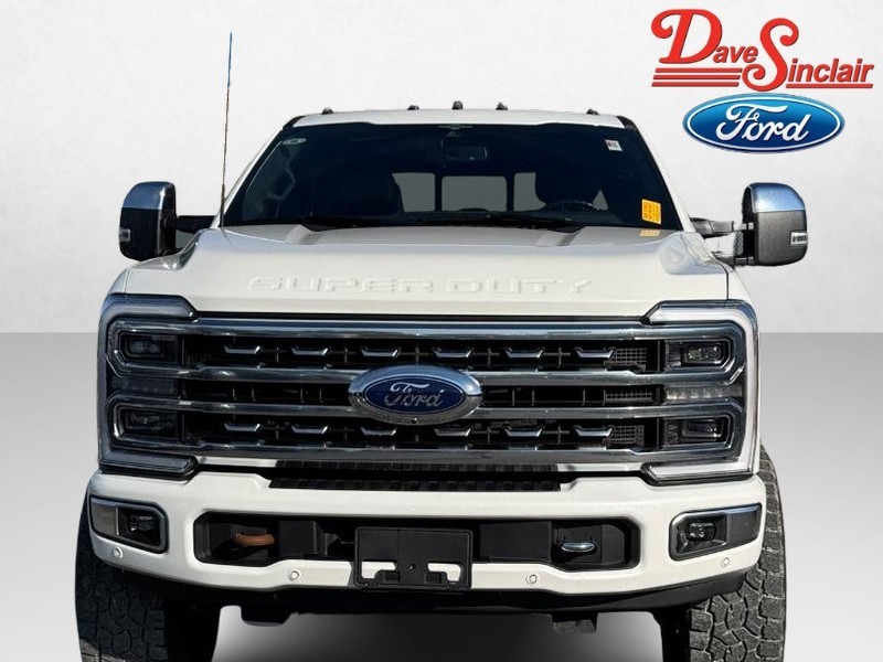Ford Super Duty F-350 SRW Vehicle Full-screen Gallery Image 02