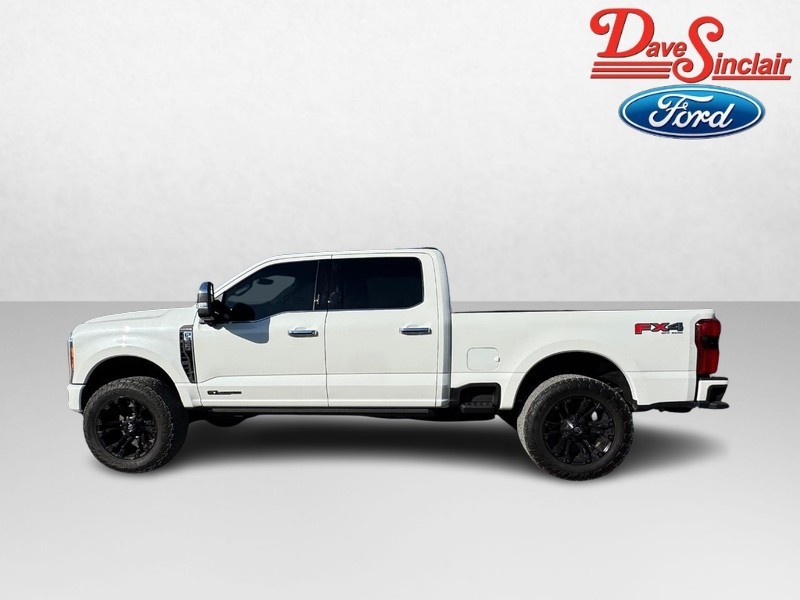 Ford Super Duty F-350 SRW Vehicle Full-screen Gallery Image 10