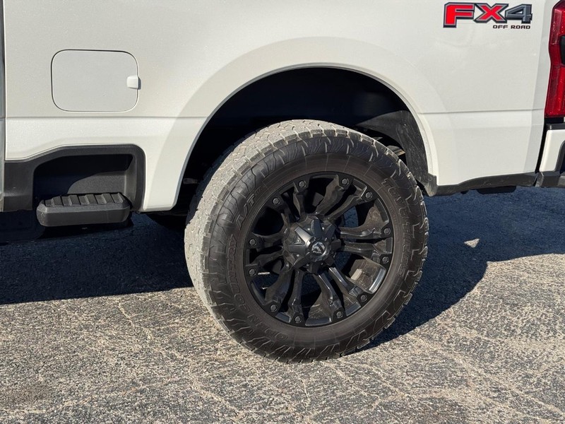 Ford Super Duty F-350 SRW Vehicle Full-screen Gallery Image 11