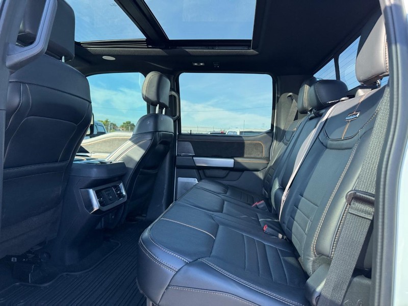 Ford Super Duty F-350 SRW Vehicle Full-screen Gallery Image 12