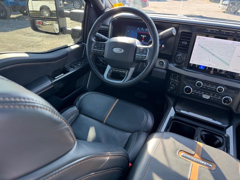 Ford Super Duty F-350 SRW Vehicle Full-screen Gallery Image 15