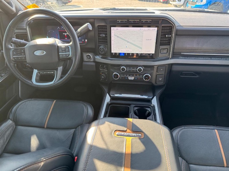 Ford Super Duty F-350 SRW Vehicle Full-screen Gallery Image 16