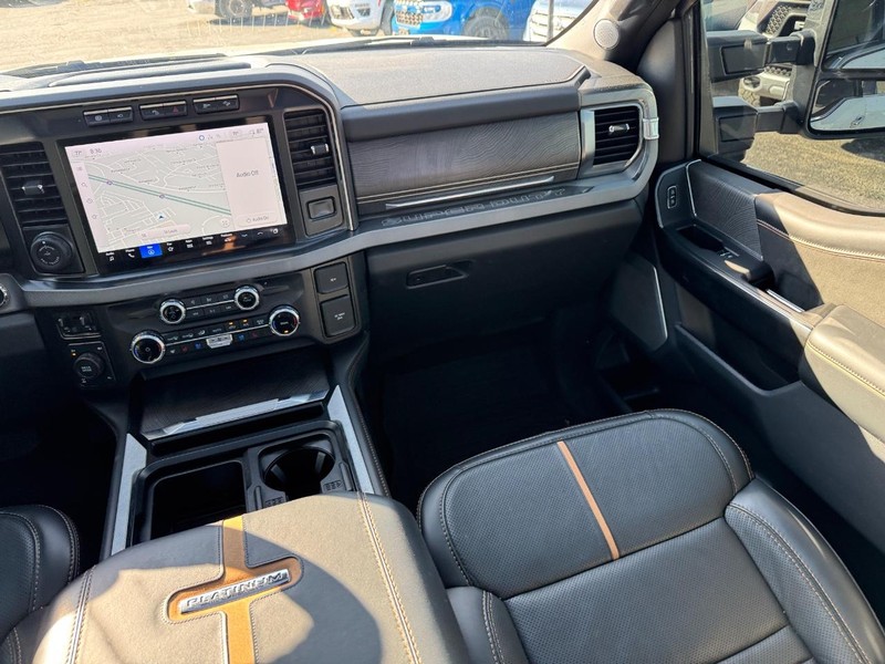 Ford Super Duty F-350 SRW Vehicle Full-screen Gallery Image 17