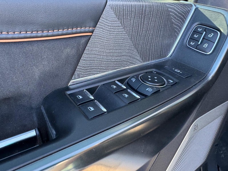 Ford Super Duty F-350 SRW Vehicle Full-screen Gallery Image 19