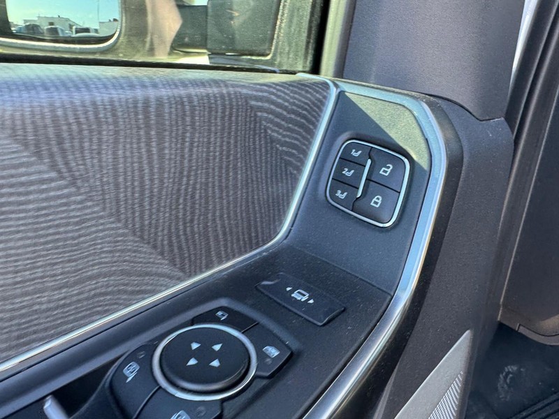Ford Super Duty F-350 SRW Vehicle Full-screen Gallery Image 20