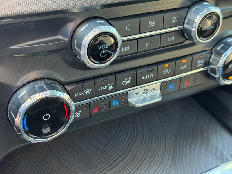 Ford Super Duty F-350 SRW Vehicle Full-screen Gallery Image 25
