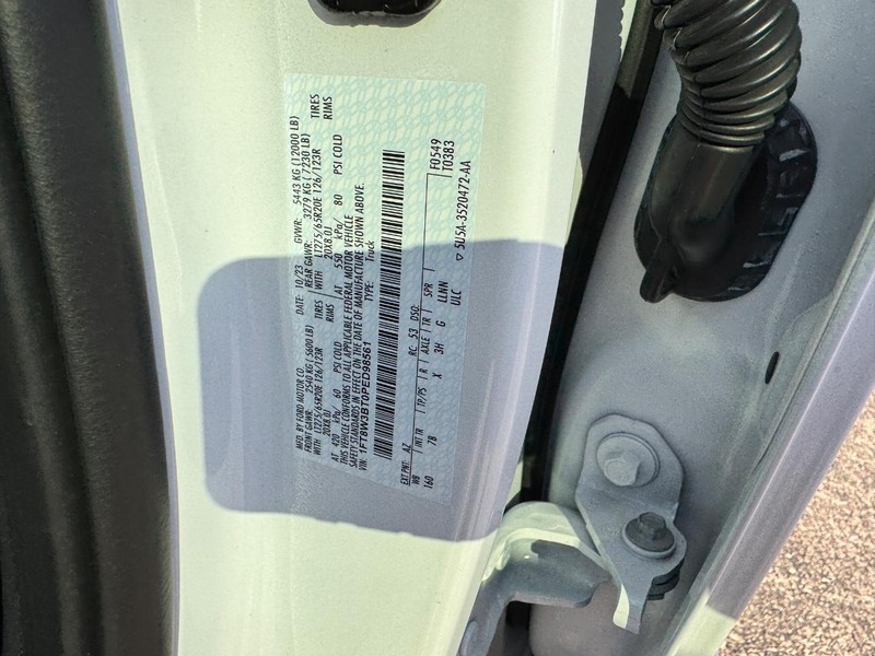 Ford Super Duty F-350 SRW Vehicle Full-screen Gallery Image 28