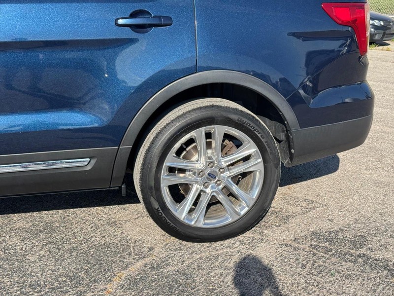 Ford Explorer Vehicle Full-screen Gallery Image 11