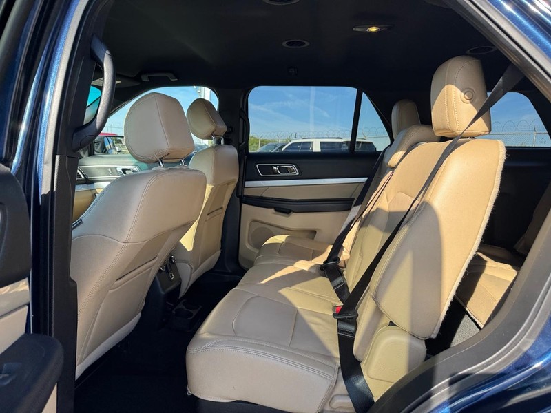 Ford Explorer Vehicle Full-screen Gallery Image 12