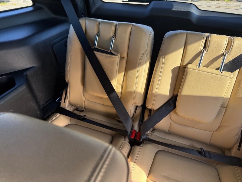 Ford Explorer Vehicle Full-screen Gallery Image 13