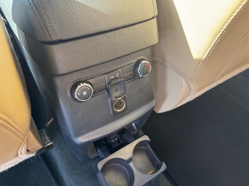 Ford Explorer Vehicle Full-screen Gallery Image 14