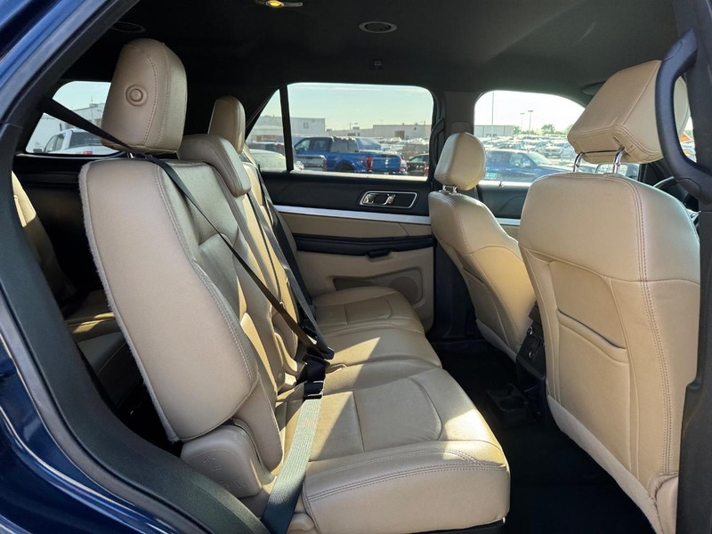 Ford Explorer Vehicle Full-screen Gallery Image 15