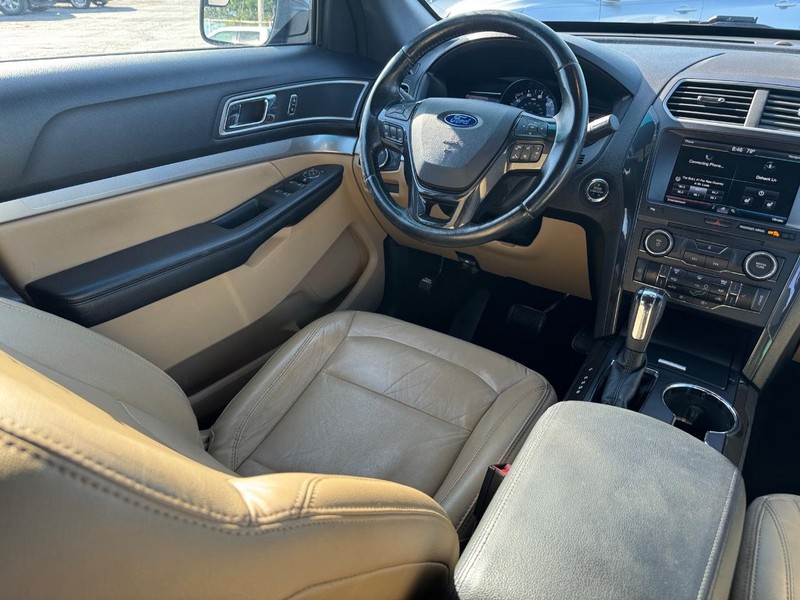 Ford Explorer Vehicle Full-screen Gallery Image 16