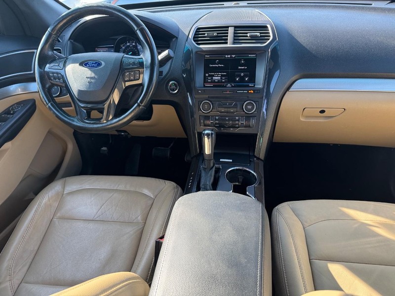Ford Explorer Vehicle Full-screen Gallery Image 17
