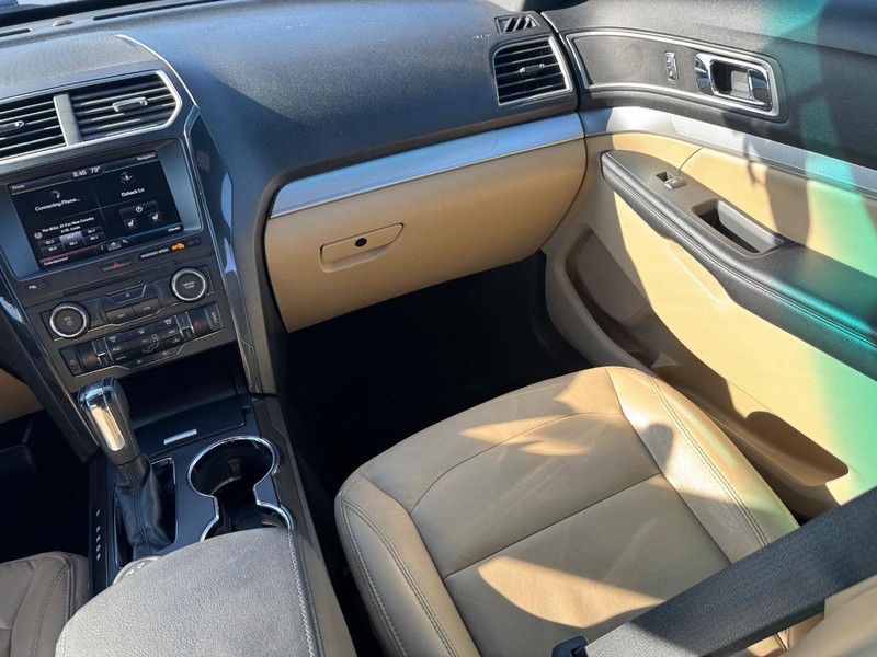 Ford Explorer Vehicle Full-screen Gallery Image 18