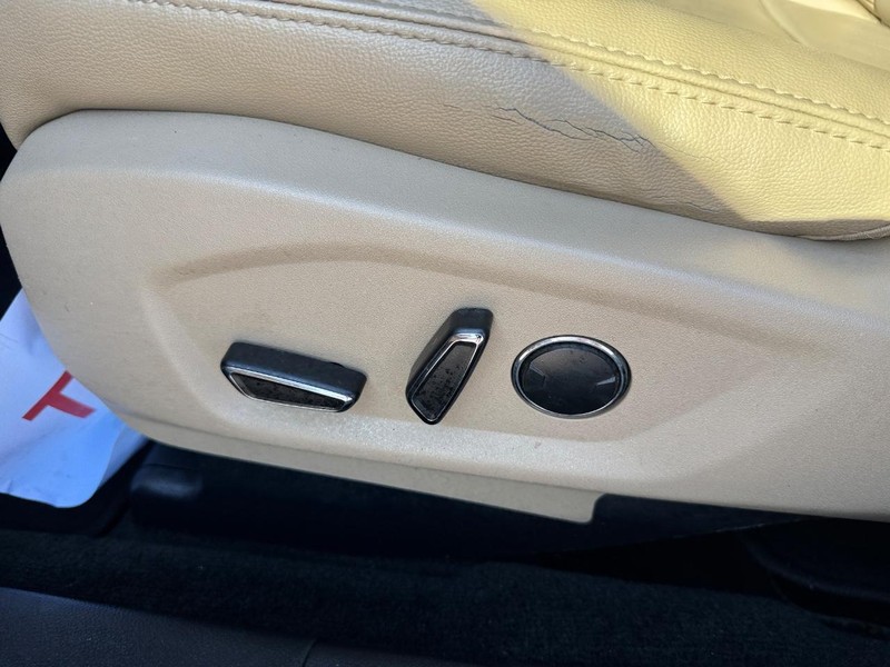 Ford Explorer Vehicle Full-screen Gallery Image 19