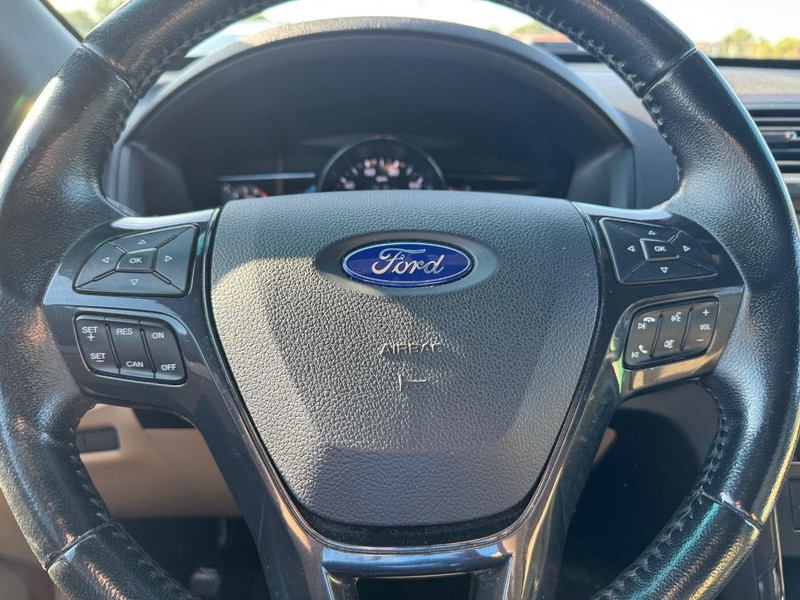 Ford Explorer Vehicle Full-screen Gallery Image 21