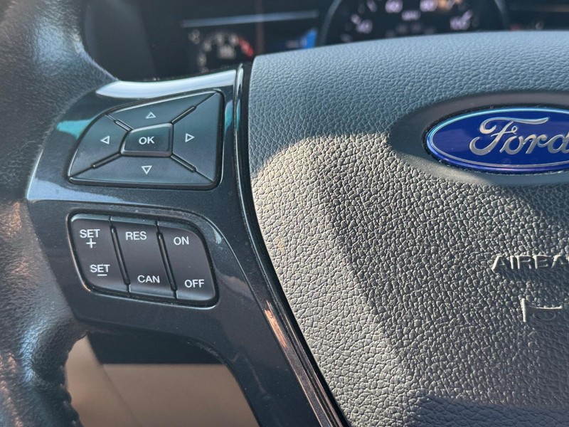 Ford Explorer Vehicle Full-screen Gallery Image 22