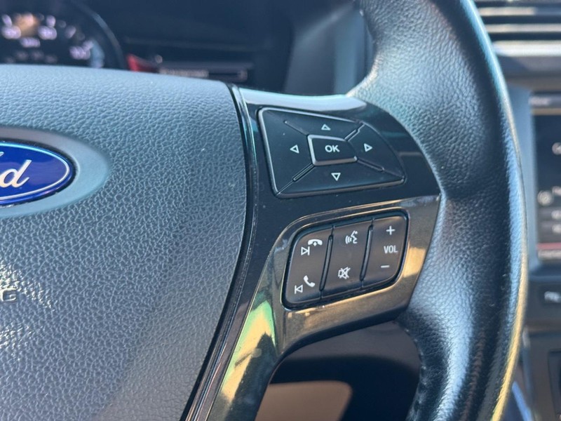 Ford Explorer Vehicle Full-screen Gallery Image 23