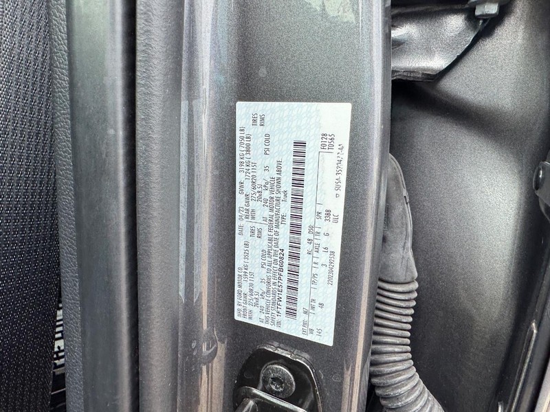 Ford F-150 Vehicle Full-screen Gallery Image 26