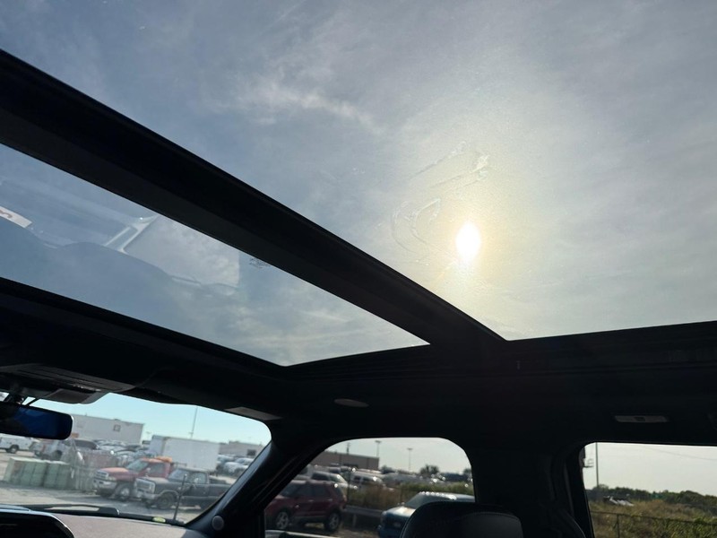 Ford F-150 Vehicle Full-screen Gallery Image 14