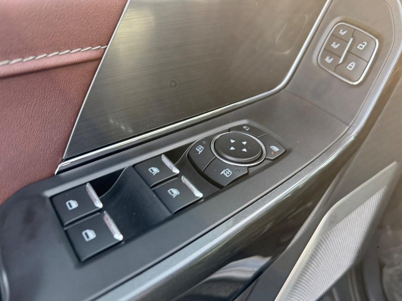Ford F-150 Vehicle Full-screen Gallery Image 19