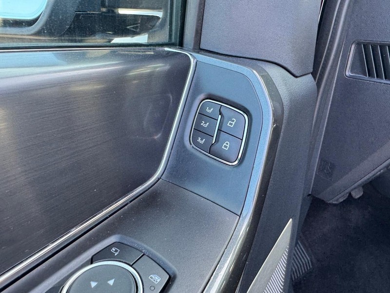 Ford F-150 Vehicle Full-screen Gallery Image 21