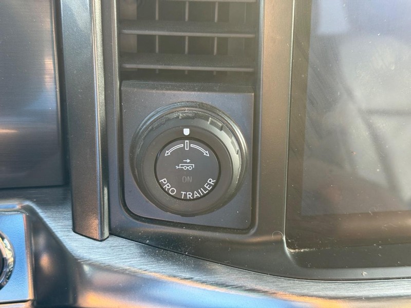 Ford F-150 Vehicle Full-screen Gallery Image 25